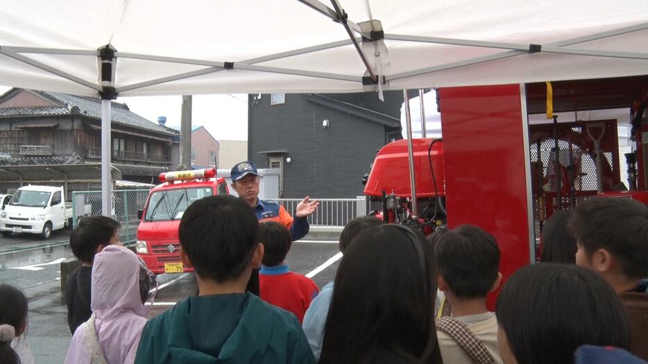 鈴鹿市で小学生が消防団車庫を見学（三重テレビ放送）