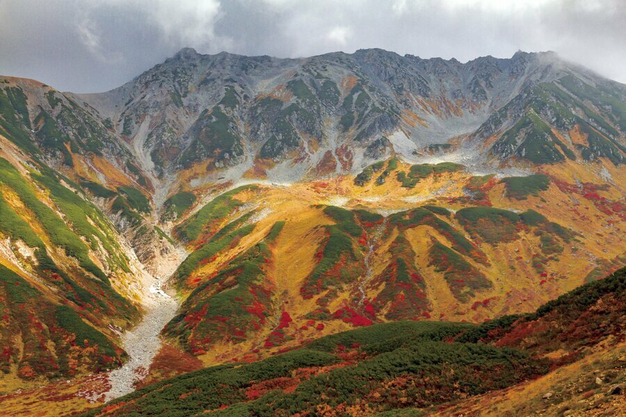 室堂から見上げる立山。右から雄山、大汝山、富士ノ折立