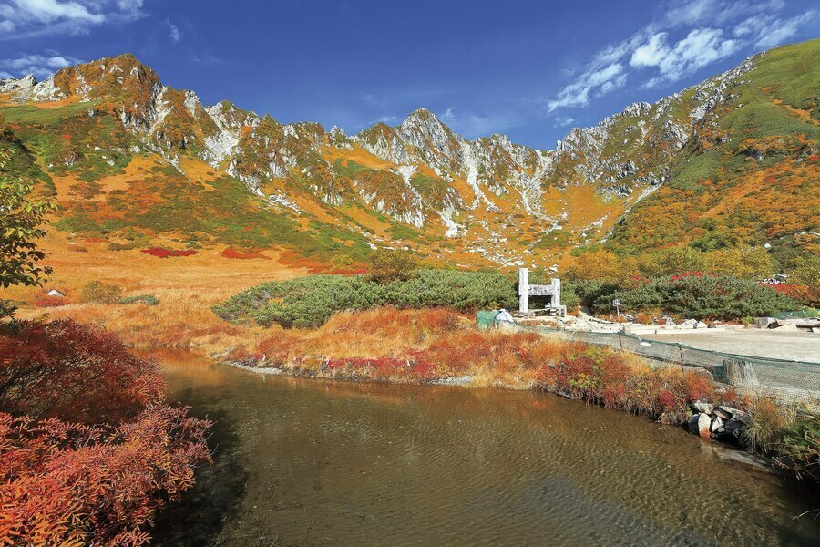 千畳敷カールから宝剣岳（中央）を望む。木曽駒ヶ岳への山道は右の鞍部に延びる