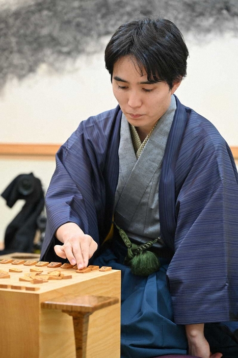 竜王戦第2局1日目に臨む佐々木勇気八段（日本将棋連盟提供）