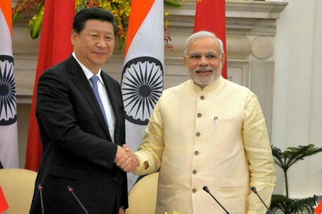 首脳会談を開いた中国の習近平（シーチンピン）国家主席（左）とインドのモディ首相=2014年9月、インドの首都ニューデリー