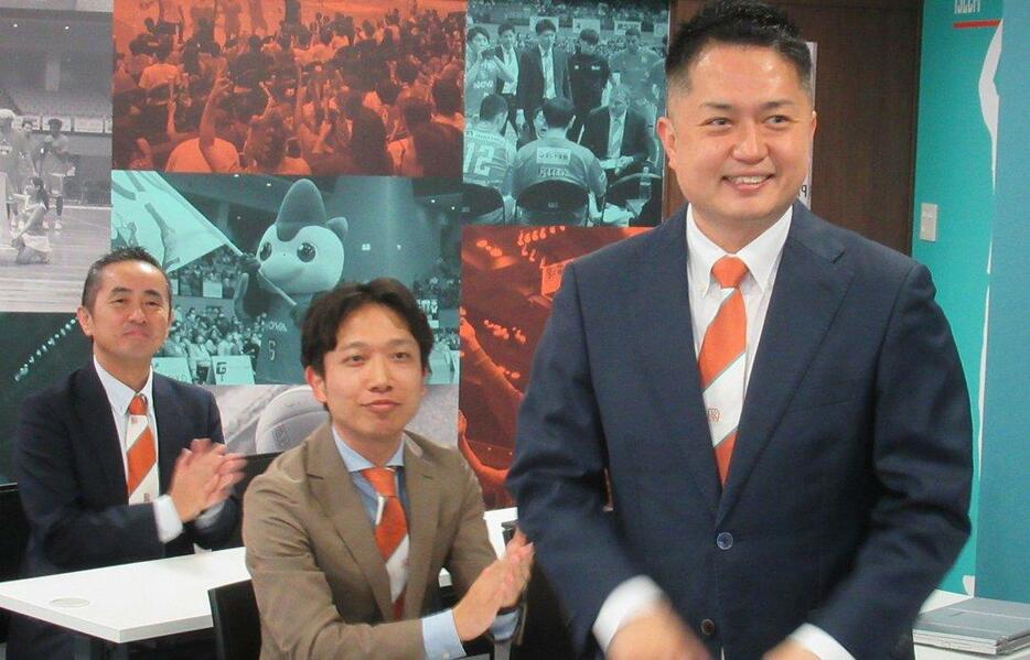 Bリーグ・プレミア参入が決定し、喜ぶ浦社長㊨、広島ドラゴンフライズの職員