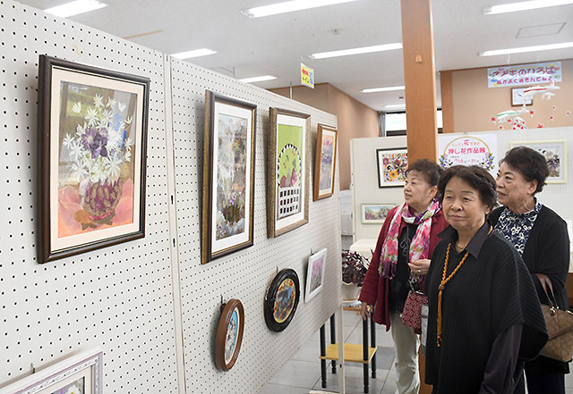 色鮮やかな押し花の作品が並ぶ展示会＝高畠町・道の駅たかはた