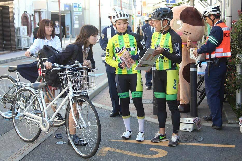 自転車のドライバーに１１月１日施行の改正道交法を周知した街頭活動＝ＪＲ平塚駅前