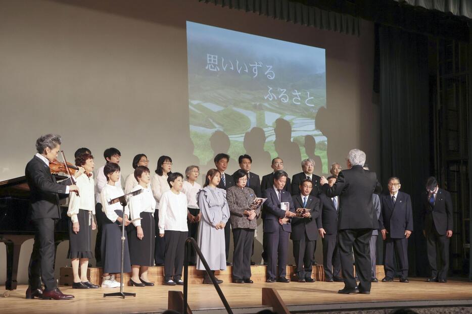 横田めぐみさんとの再会を誓うコンサートで、「故郷」を合唱する同級生ら＝5日午後、新潟市