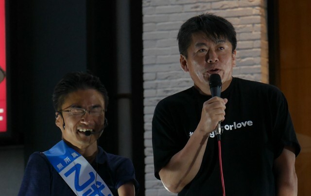 乙武洋匡氏（左）の応援演説を行った堀江貴文氏＝東京・赤坂（2022年7月）