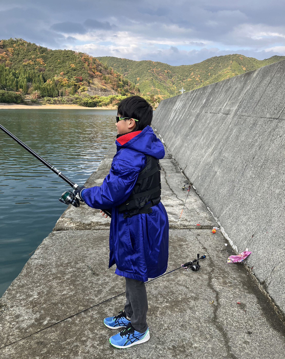 魚が大好きなアキラくん。魚を使った教材で学習にも変化が。写真提供/マサトさん