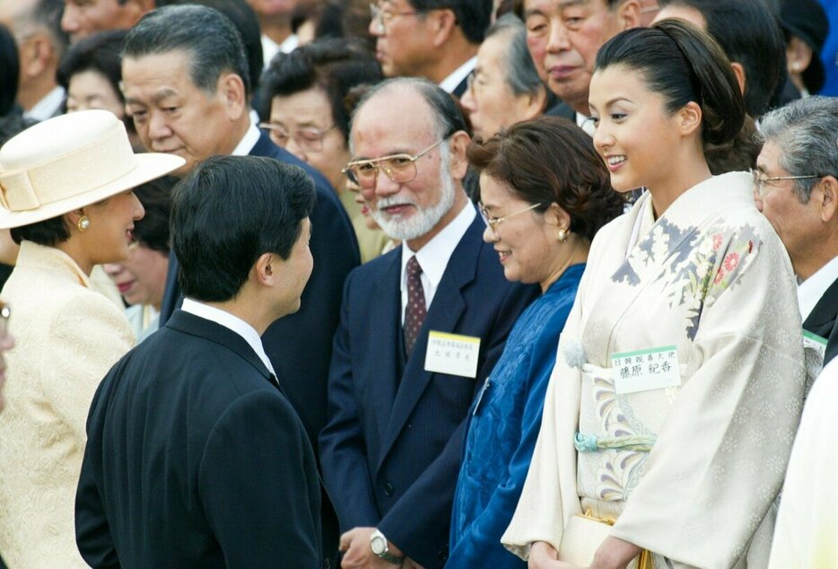 2002年の秋の園遊会で、天皇陛下と皇后雅子さま（当時は、皇太子さまと同妃雅子さま）と談笑する俳優の藤原紀香さん。有名作家による洋モダンな着物をスタイリッシュに着こなしていた＝2002年、赤坂御苑、JMPA