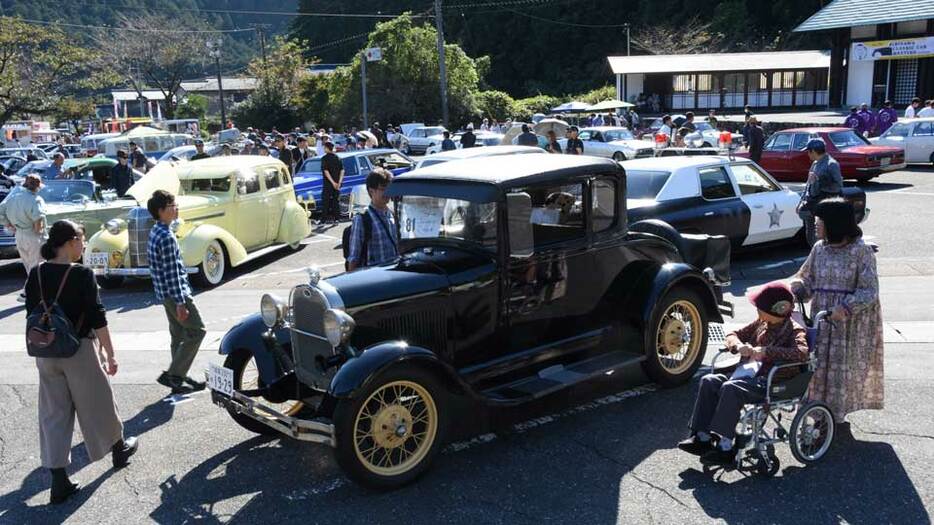 往年の名車が集まった会場＝揖斐川町谷汲徳積、町営駐車場