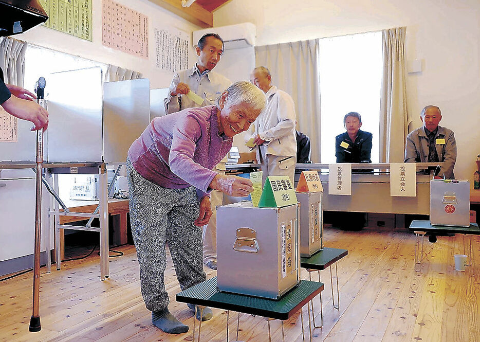 仮設住宅団地に設けられた期日前投票所で投票する住民＝輪島市町野町東大野