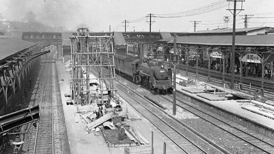 日暮里駅を通る蒸気機関車（昭和30年代頃）画像提供 / 荒川区