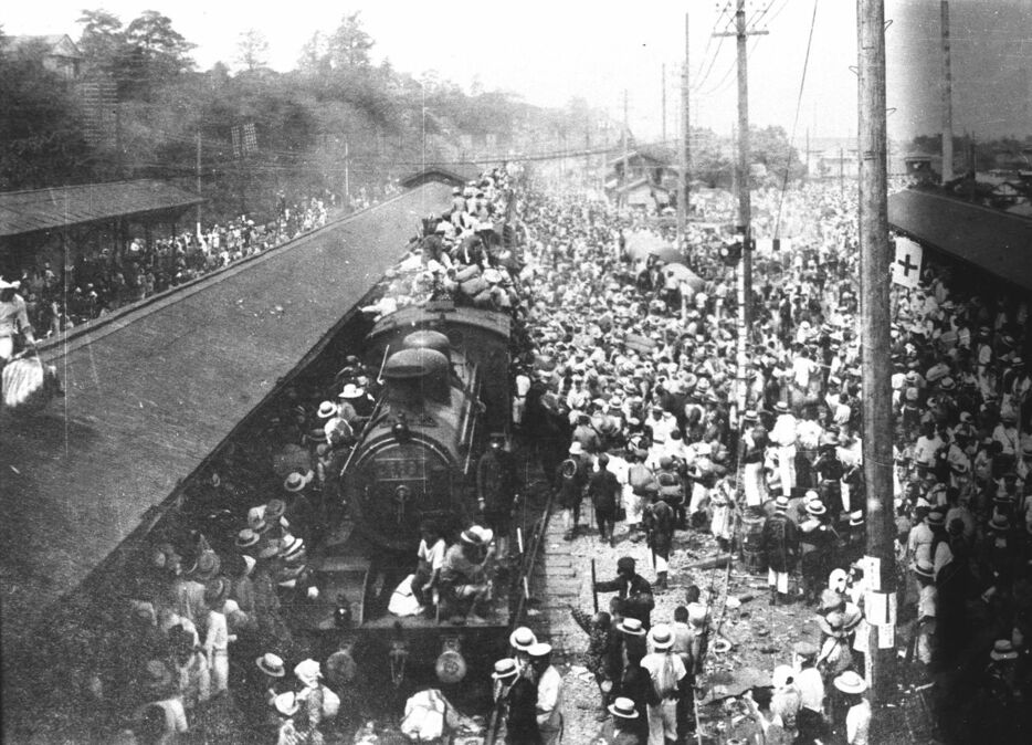 関東大震災で避難する人々を乗せて日暮里駅を出発する列車。鉄道博物館所蔵