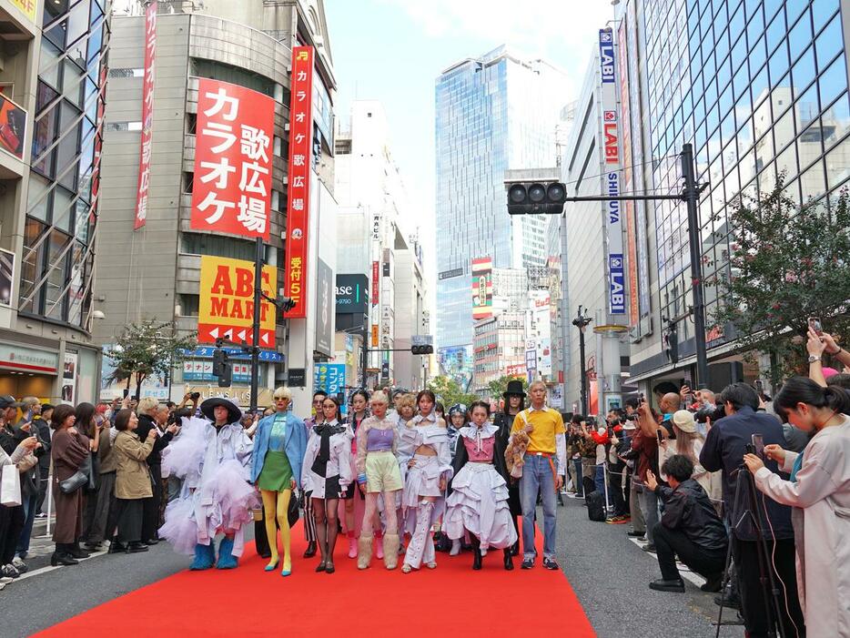 渋谷の街がランウェーに　「リメーク」テーマに学生デザイナーら作品を披露