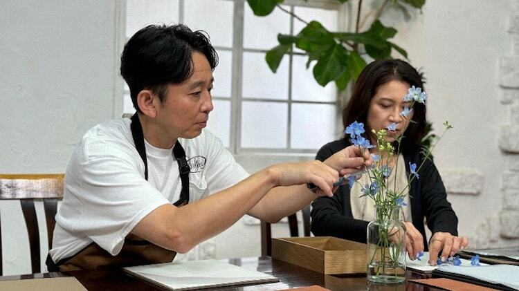 「夢が咲く 有吉園芸 ～Road to start a garden shop～」で押し花作りに挑戦する有吉弘行