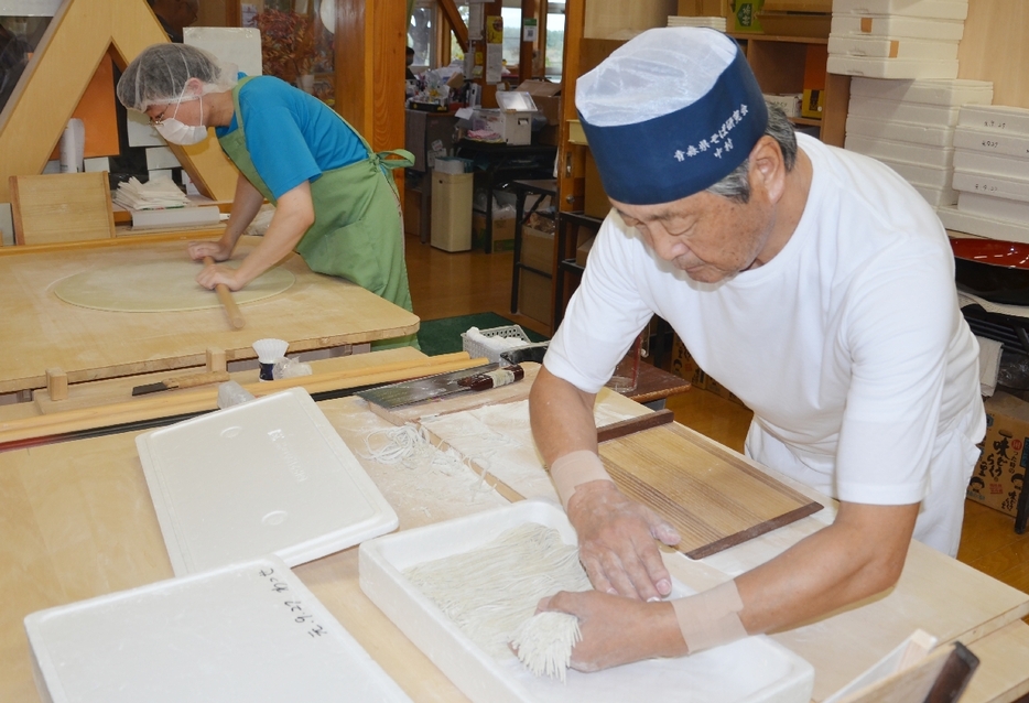 階上早生そばの新そばを打つ関係者＝19日、階上町わっせ交流センター