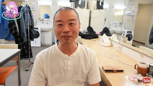 メイク前　アキナの山名さん（画像はゆにばーすはらYouTubeから）