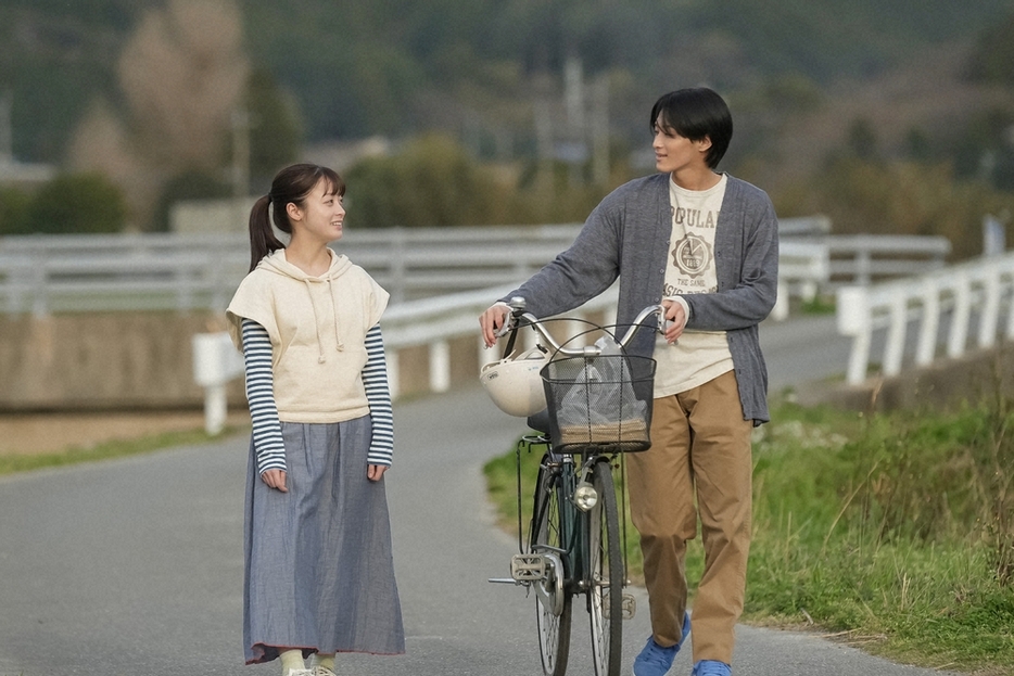 連続テレビ小説「おむすび」第13話。結（橋本環奈・左）と風見先輩（松本怜生）（C）NHK