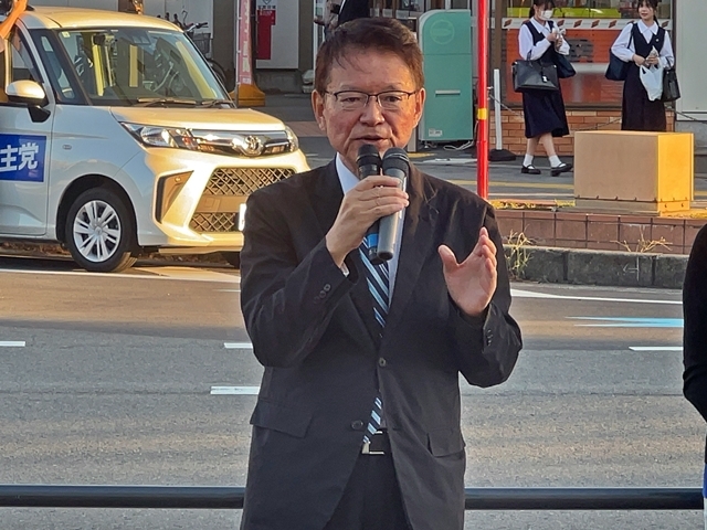 和歌山市駅前で応援演説を行う長妻代表代行