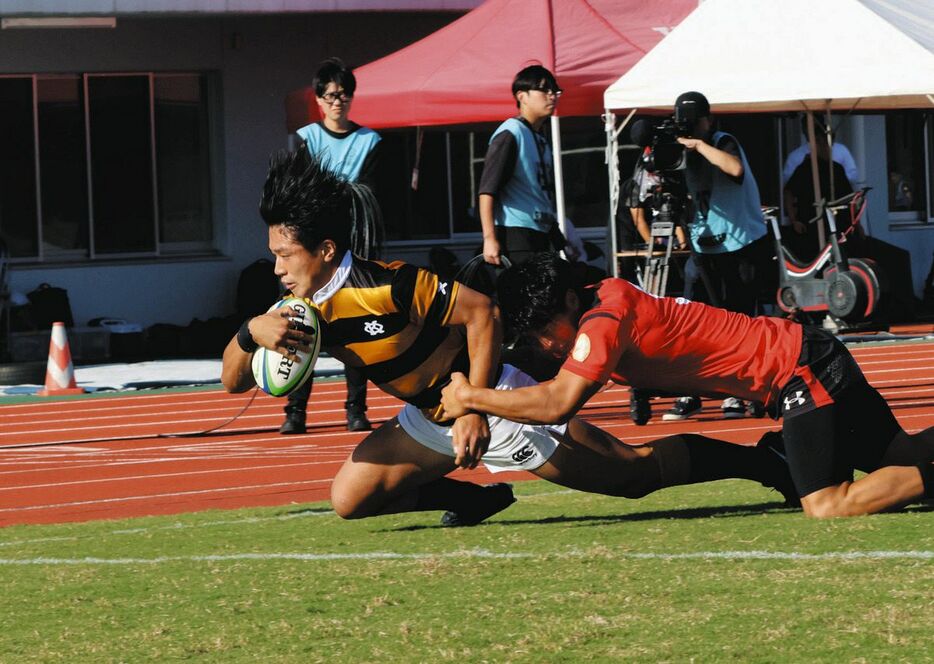 前半、対抗戦初トライを決める慶大ＷＴＢ小野沢