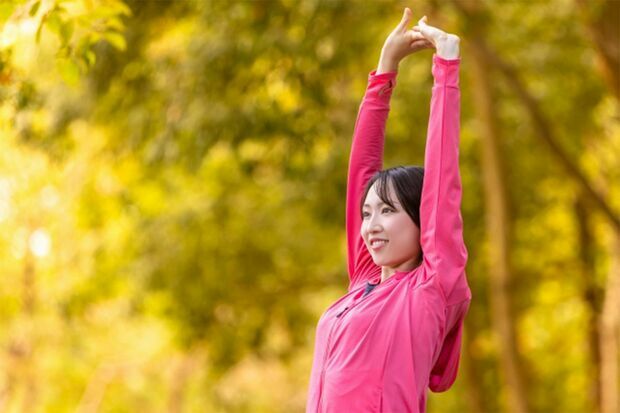 暑い夏は外での運動が難しかったため、運動不足になっている人も多い。質の良い睡眠をとるためにも、軽めのウォーキングやストレッチを※写真はイメージです