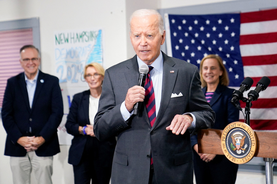 　１０月２２日、バイデン米大統領（写真）は、大統領選の共和党候補トランプ前大統領について、民主主義に対する脅威で、「政治的」に拘束する必要があると述べた。写真は２２日、米ニューハンプシャー州コンコードで撮影（２０２４年　ロイター/Elizabeth Frantz）