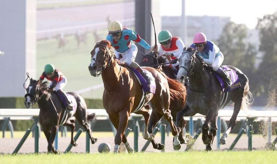 菊花賞を制したアーバンシックとクリストフ・ルメール騎手＝京都競馬場（撮影・安部光翁）