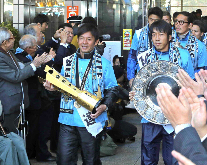 １７年Ｊ１初Ｖの鬼木達監督（左）と中村憲剛氏