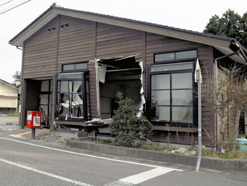 震災遺構として保存・活用される白丸郵便局（１０月３１日、能登町で）