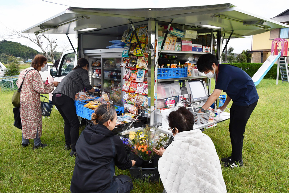 移動販売車が到着し、買い物を楽しむ住民ら＝鴨川