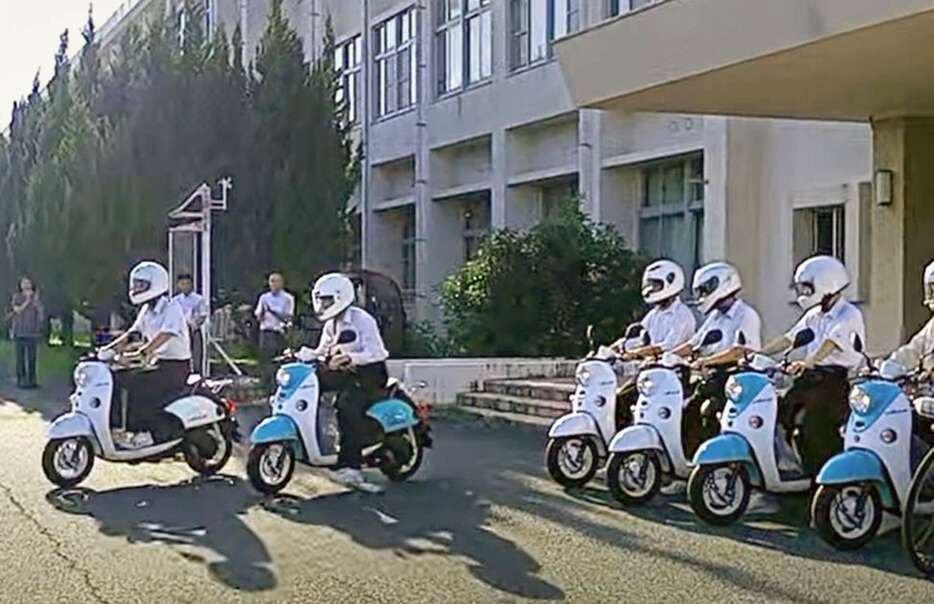 電動バイクを貸与され、運転する吹上高校の生徒ら＝日置市の同校