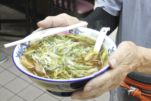 【日本生命・石伊が愛するネギラーメン＝尾鷲市上野町のラーメンハウスで】