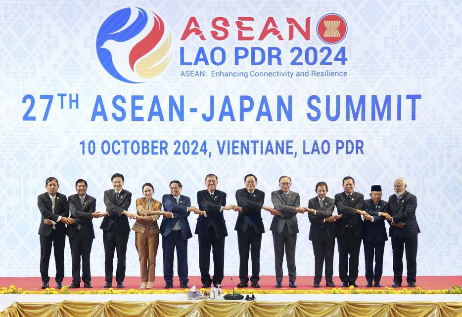 日ASEAN首脳会議で記念写真に納まる石破首相（左から6人目）ら＝10日、ラオス・ビエンチャン（共同）