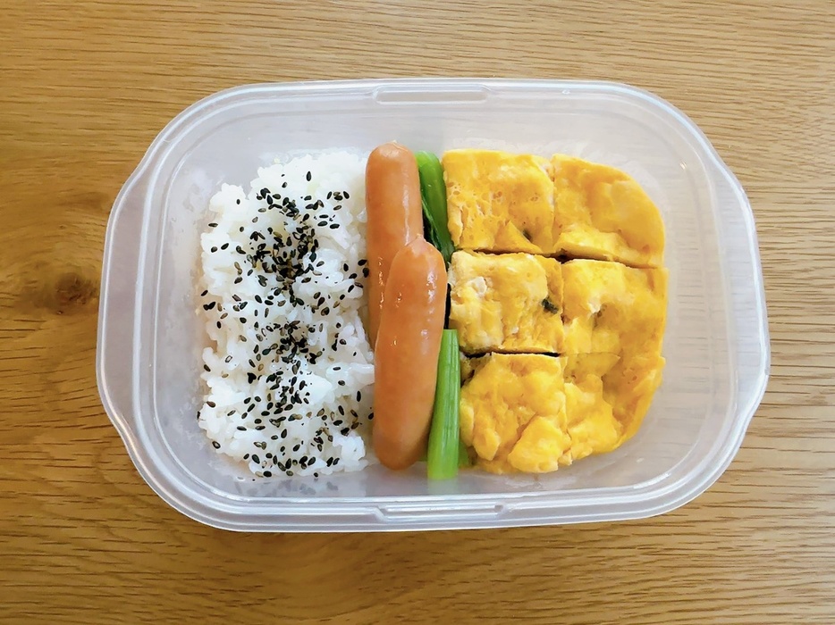 「レンチン卵焼き」とつめたズボラ弁当。卵焼きを作ったタッパーの、空いたところにご飯を詰めるだけ！