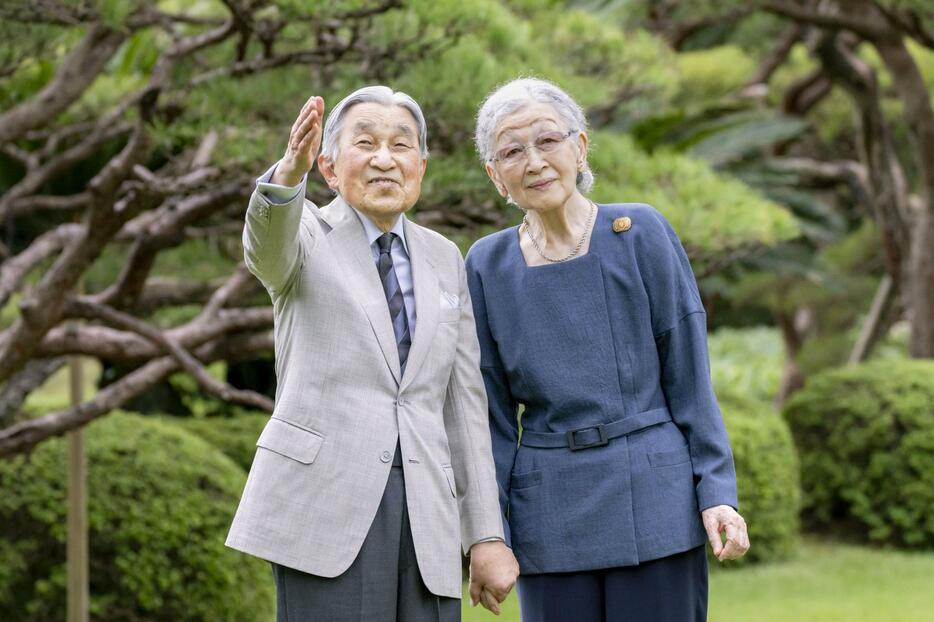 上皇さまと上皇后美智子さま＝4日、東京・元赤坂の赤坂御用地（宮内庁提供）