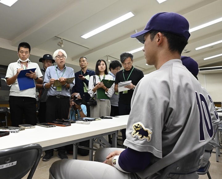 背番号10の主将は報道陣の前で、10月24日に控えたドラフト会議についても語った[写真＝矢野寿明]