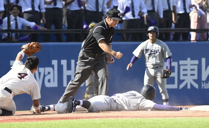 早大の遊撃手・山縣の好判断で、二塁走者の明大・山内陽は三塁オーバーランとなったところで、タッチアウトで万事休す。背番号4の三塁手は早大・小澤[写真＝矢野寿明]