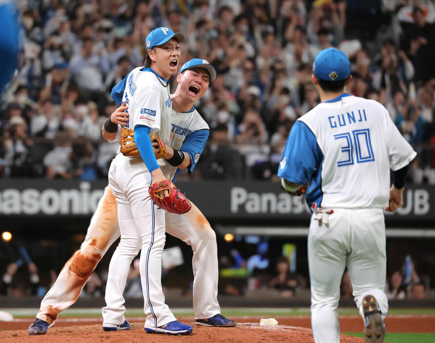 逆転で最終Ｓ進出を決め、宮西（左）と抱き合ってさけぶ清宮（右は郡司＝カメラ・越川　亘）