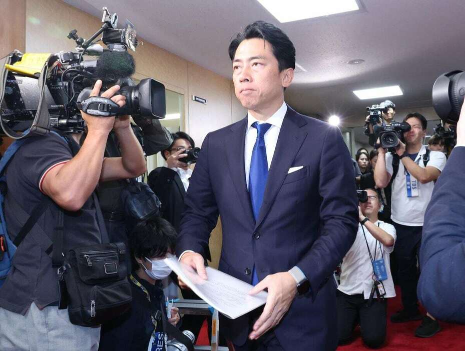 【衆院選2024 一夜明け】臨時役員会に臨む小泉進次郎選対委員長=28日午前、東京・永田町の自民党本部（春名中撮影）