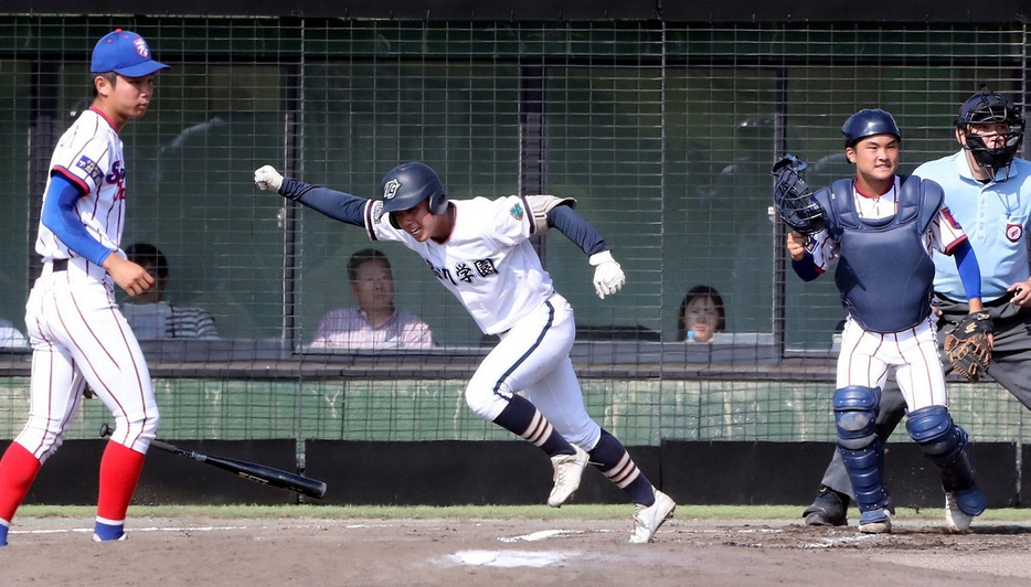 【高川学園―下関国際】六回、高川学園無死一、三塁、徳原（中）が勝ち越しの左前適時打を放つ。投手升本（左）、捕手田中