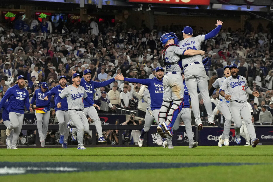 飛び上がって喜ぶビューラーに駆け寄るドジャースナイン（ＡＰ）