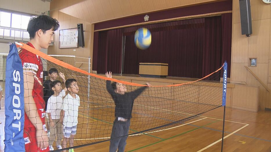 ウルフドッグス名古屋の選手にバレーボールを教わる子供たち 名古屋市立千種小学校