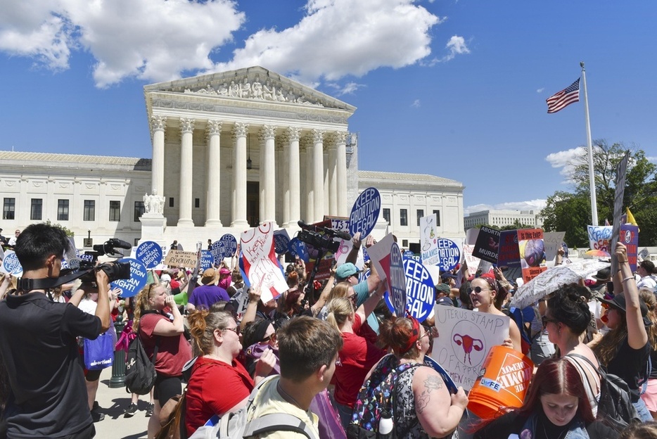 6月、米連邦最高裁前で互いの主張を訴える中絶擁護派と反対派の市民＝ワシントン