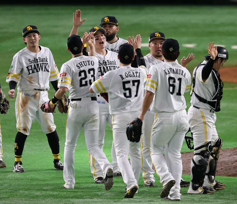 プロ野球のＣＳファイナルステージ。セ・パ両リーグの第２戦が行われ、パはソフトバンクが日本ハムを７―２で下した。優勝のアドバンテージ１勝を含め３勝とし、日本シリーズ進出に王手＝１７日、みずほＰａｙＰａｙ