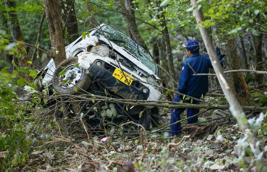 徳島県吉野川市の山道で転落した車両＝13日午後4時31分