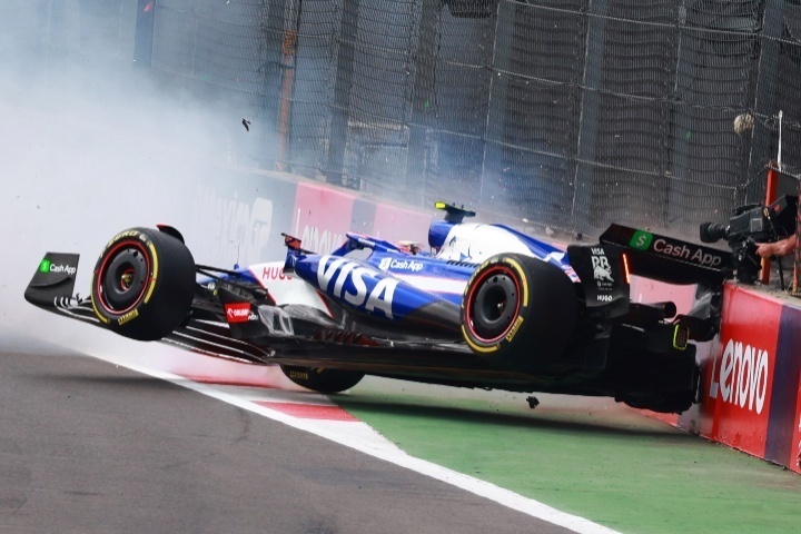 スタート直後にクラッシュした角田。(C)Getty Images