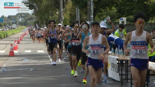 レース中も気温が上がった箱根駅伝予選会　水分補給する選手たち