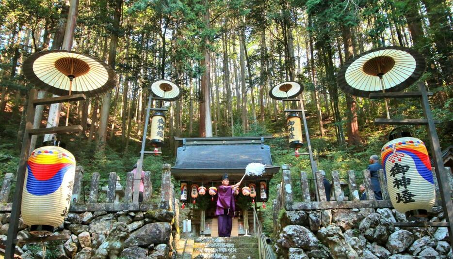 森に包まれた境内で執り行われた秋祭りの神事＝１１日午前９時２分、丹波篠山市石住、松尾神社