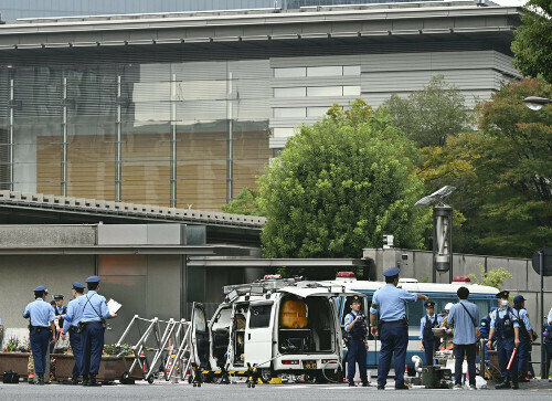 首相官邸（奥）に突っ込もうと入り口付近で止まった車両（中央）（１９日午前７時７分、東京都千代田区で）＝西孝高撮影