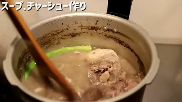 スープにはゲンコツ、鶏ガラ、豚バラを使用