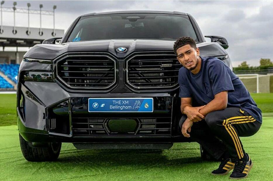 元BVB（ボルシア ドルトムント）のスター選手、ジュード ベリンガムは黒いBMW XMを選んだ。